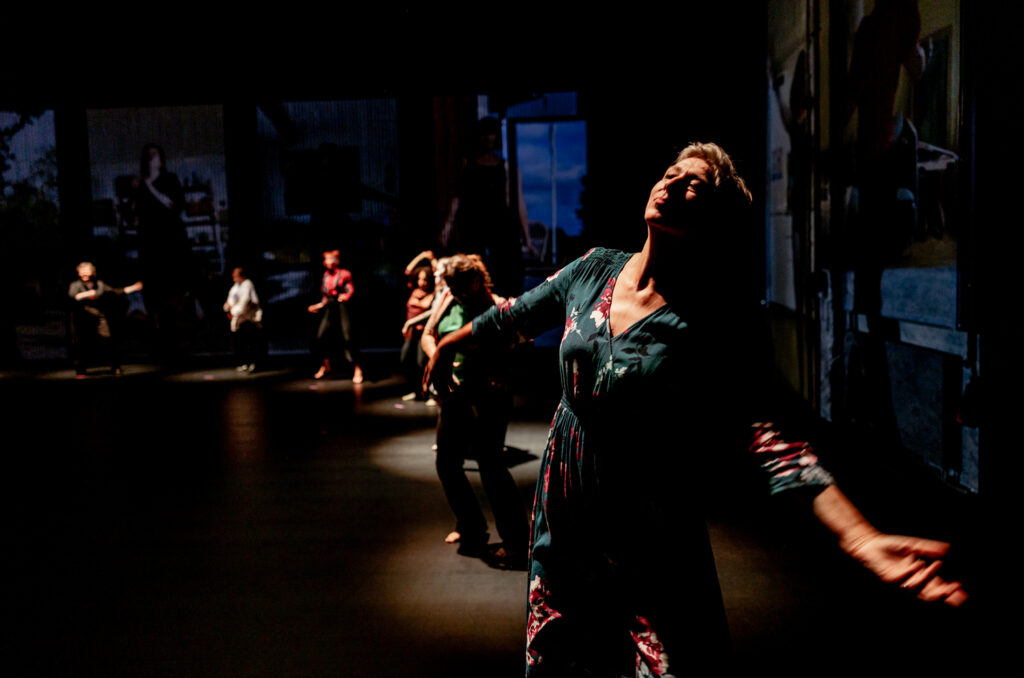 Ieškome 20 moterų šokti Islandijos choreografės ir šokėjos Lovísa Ósk Gunnarsdóttir spektaklyje „When the Bleeding Stops“